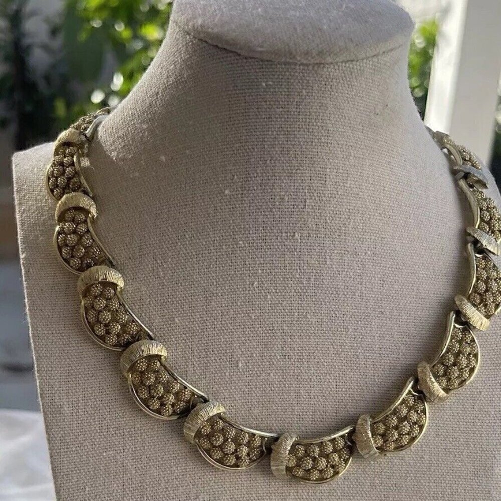 Vintage CORO Signed Womenโs Textured Gold Tone Link LEAVES Necklace Braided